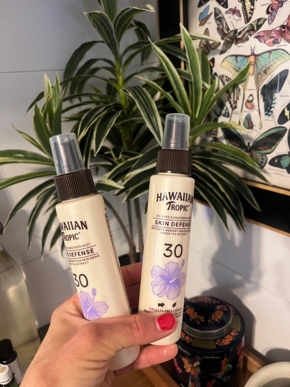 Hawaiian Tropic Skin Defense SPF 30 Sunscreen Mist.  Two 3.4 oz Bottles.  New.